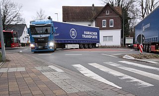 Die Lkw müssen auch über diesen Kreisverkehr an der Kreuzung Maschstraße/Löhner Straße fahren. - Björn Kenter