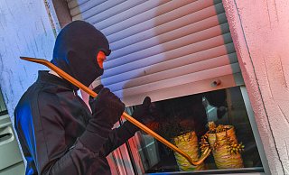 Die Polizei Gütersloh warnt: "Einbrecher agieren blitzschnell!" Tipps und Sicherheitshinweise für Mieter und Eigentümer gibt es am Donnerstag unter Tel. (0 52 41) 8 69 18 78 oder (0 52 41) 8 69 19 79. - Symbolfoto/picture alliance