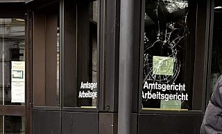 Die Scheibe, hinter der normalerweise Justizwachtmeister die Einlasskontrollen beobachten, ist seit Kurzem zerstört. - NW