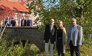Andreas Gerson (v. l.) vom Kulturverein Siddessen, Sebastian Paetzke, Robert Rissing, stellvertretender Bürgermeister und Bezirksausschussvorsitzender, Bernd Bohnenberg von der Stadt Brakel, Oliver und Carla Morr sowie Bürgermeister Hermann Temme. Foto: Stadt - Stadt Brakel