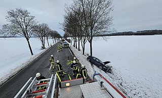 Bei Herlinghausen war das Auto seitlich von der Fahrbahn gerutscht. - FFW Warburg
