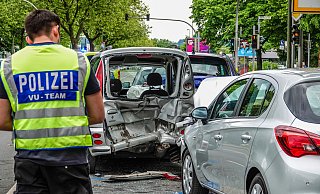 Nach der schweren Kollision auf der Jöllenbecker Straße zogen sich die Sperrungen über drei Stunden hin. - Paul Brinkmann