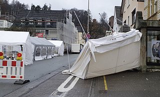 Eines der von einer Windböe getroffenen Zelte an der Rathausstraße landete vor dem Eingangsbereich des Fotogeschäftes. - Kristian Hoffmann