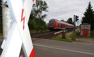 Der Bahnübergang am Echterneinweg ist seit Jahren durch Halbschranken gesichert. - NW