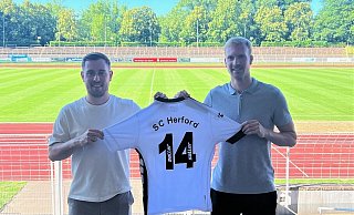 Erhält beim SC Herford das Trikot mit der Nummer 14: Nico Bartling (r.) mit Julien Mädler. - SC Herford