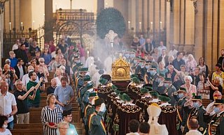 Der Schrein mit den Gebeinen des heiligen Liborius wird es auch in diesem Sommer erhoben, wie schon im Vorjahr darf aber nur eine bestimmte Anzahl an Menschen zeitgleich im Dom sein. - Besim Mazhiqi