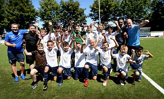 Bezirksliga-Aufsteiger 2018: Die D-Junioren der SV Eidinghausen-Werste mit Ben Klocke (stehend 3. von links), Trainer Slaiman Zuri (stehend 2. von rechts), Lennox Afolabi (vorne 2. von links) und Monti Theiß (vorne 3. von rechts). - Jürgen Krüger