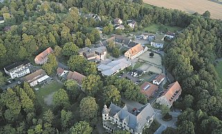 Die Rudolf-Steiner-Werkgemeinschaft betreibt in Schloß Hamborn unter anderem eine Waldorfschule und ein Landschulheim. - Schloß Hamborn
