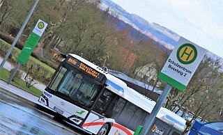 Ein Schulbus wartet am Nieheimer Schulzentrum auf Schüler. Künftig fahren die Busse für die Realschüler etwas früher. - David Schellenberg