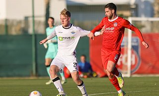 Mattes Hansen (links, hier im Duell mit Heidenheims Stefan Schimmer) arbeitet im spanischen Trainingslager daran, wieder auf das Niveau zu kommen, das er in der Hinserie schon öfter gezeigt hat. - Oliver Krato