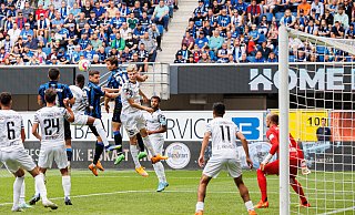 Paderborns Neuzugang Maximilian Rohr (Nr. 31) steigt am höchsten, trifft den Ball mit dem Kopf und nimmt seinen Teamkollegen Marco Schuster und Ron Schallenberg die Arbeit ab. Foto: DPA - Michael Matthey/dpa