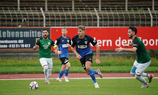Immer wieder durchgekommen: Artur Esko (Mitte) und der SC Herford fertigten den TSV Oerlinghausen 5:0 ab. - Yvonne Gottschlich