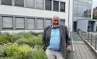 Mit fast 20 Jahren Dienstzeit ist Rüdiger Meier der dienstälteste Bürgermeister im Kreis Herford. Hier steht er vor dem Rathaus, vor dem es in großen Beeten summt. Insektenfreundliche Bepflanzung sei ein Beitrag der Gemeinde zum Klimaschutz, sagt Meier. - Natalie Gottwald