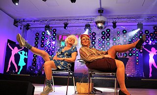 Monika Nolte (links) und Annette Lödige zeigen beim Karneval der Kump(el)stilzchen, was sie haben. - Madita Schellenberg