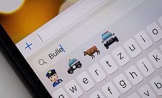 Bei der Suche nach einem Bullen-Emoji schlagen Apple-Handys auch Polizisten und deren Streifenwagen vor. - Niklas Tüns