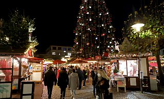 Die Weihnachts-Hütten auf dem Alten Markt füllten sich bereits am frühen Freitagabend. - Frank-Michael Kiel-Steinkamp