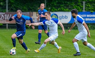 Auch in diesem Laufduell zwischen Ummelns Andre Schulze Hessing (links) und dem Queller Anton Murl gab es am Ende keinen Sieger. Michael Wiebe beobachtet die Szene. - Andreas Zobe