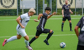 Die Dornberger Kicker, hier Max Bartels (l.) sahen häufig die Hacken der Wellensieker. - Andreas Zobe