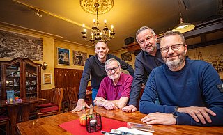 Rolf Gieselmann, ehemaliger Pächter des „Alt Bielefeld“( im roten Polo) umrahmt von einigen seiner Nachfolger in blau-grau: die Geschäftsführer Christian Rinka und Andreas Mamerow (r.), sowie Prokurist Daniel Elsner(l.). - Mike-Dennis Müller