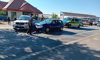 Die Insassen des blauen Golfs haben nach dem Unfall den Fahrer eines scheinbar unbeteiligten Fahrzeugs angegriffen und verletzt. - Manfred Bues