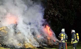 Die Löscharbeiten zogen sich mehrere Stunden. - Feuerwehr Vlotho