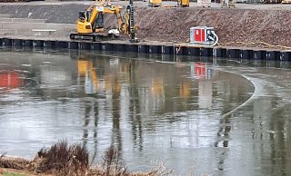 Von der Weserbrücke aus war das Seil zu sehen, als kleine Irritation an der Wasseroberfläche. - Björn Tillberg