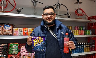 Mexikanische Chips und chinesische Cola: stolz zeigt Inhaber Ahmad Ibrahim das große Angebot an Süßwaren aus aller Welt. - Gabriele Freimuth