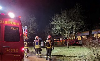 Erst am Abend konnte die Feuerwehr Bad Driburg mit Unterstützung aus Steinheim den Zug mit den 67 Fahrgästen evakuieren. - Feuerwehr Bad Driburg