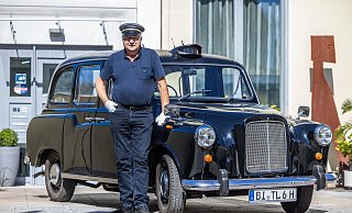 Thomas Landau vor seinem British Leyland. Ein Chauffeur ist im Mietpaket inbegriffen für den "schönsten Tag im Leben". - Sarah Jonek Fotografie
