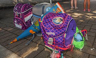 Der Schulstart nach den großen Ferien, aber auch der Start in die Schullaufbahn kann manche Eltern an ihre finanziellen Grenzen führen - Sarah Jonek