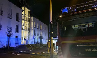 Kurz nach Mitternacht wird die Feuerwehr zu einem Mehrfamilienhaus an der Paderborner Fürstenallee gerufen. - Ralph Meyer