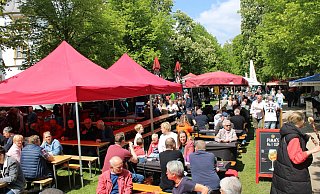 Auch kurz nach der Eröffnung ist das Bierfest in Schloß Neuhaus schon gut besucht. - Moritz Jülich
