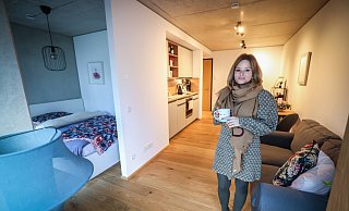 Rustikale Sichtbetonwände, heller Eichenholzparkett mit Fußbodenheizung - alles klein, aber fein: Sie habe sich auf den ersten Blick in ihr Appartement verliebt, berichtet Julia Limia y Campos, die im Sommer des Jobs wegen nach Bielefeld gezogen ist. - Sarah Jonek