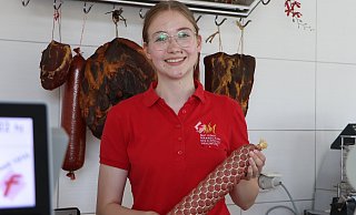 Laura Reckmann liebt die Abwechslung. Von Schlachtung bis Verkauf gehört alles zum Arbeitsalltag der erfolgreichen Fleischermeisterin. - Sonja Rohlfing Laura Reckmann liebt die Abwechslung. Von Schlachtung bis Verkauf gehört alles zum Arbeitsalltag der erfolgreichen Fleischermeisterin. - Sonja Rohlfing
