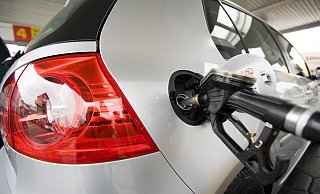 Im Maßnahmenpaket der Bundesregierung ist auch ein "Tankrabatt" enthalten, der Autofahrer entlasten soll. - picture alliance / imageBROKER