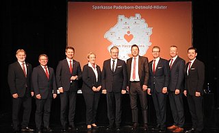 Antonius Löhr (v. l.), Werner Dürdoth, Landrat Michael Stickeln, Heike Kettelgerdes, Bürgermeister Michael Dreier, Bürgermeister Frank Hilker, Arnd Paas, Achim Frohss und Andreas Trotz bilden den Zweckverband. - Sparkasse Paderborn-Detmold