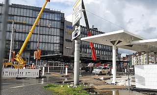 Jahnplatz-Umbau: Die neuen Haltestellendächer auf der Südseite stehen bereits, jetzt werden die alten auf der Nordseite abgerissen. - NW