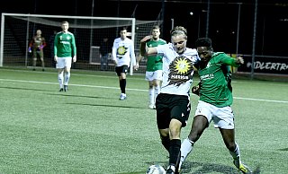 Im Zweikampf: Espelkamps Ben Klostermann (links) gegen Tengerns Gerhard Kwarteng. - Jürgen Krüger