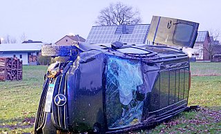 Der schwer beschädigte Mercedes-Transporter liegt auf der Seite in einer Wiese am Grünen Weg in Haaren. - © 2023 Ralph Meyer. All rights reserved