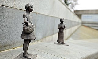 Das Rotkäppchen und der Wolf wahren am Brunnenrand auf dem Banhofsvorplatz gebührenden Abstand. - Jörg Stuke