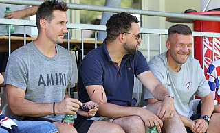 Die Weltmeister Miroslav Klose (l.) und Lukas Podolski (r.) sahen auf der Tribüne den Paderborner Testspielsieg gegen Zabrze. Dazwischen saß SCP-Mitarbeiter Maximilian Reid. - Oliver Krato
