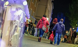 Impression vom Bünder Late-Night-Shopping mit besonderer Beleuchtung am 3. Oktober 2020. - Stadtmarketing Bünde / Karl-Hendrik Tittel