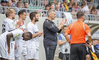 Auf geht’s: Trainer Carsten Rump (Mitte) und die Spieler des SV Rödinghausen sind ab Samstag wieder in der Fußball-Regionalliga im Einsatz. - Joel Beinke