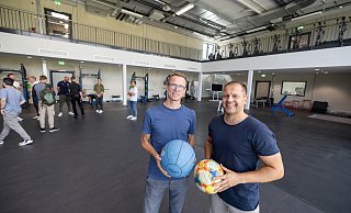Im Herzstück: Die Sporthalle ist der größte Raum des neuen Gebäudes. Michael Mutzel (l.) und Finn Holsing begutachten die Trainingsmaterialien. - Oliver Krato