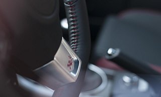 Die Handbremse während der Fahrt zu ziehen ist gefährlich. - Pixabay (Symbolbild)