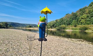 Brauchten im Sommer 2022 nicht häufig entleert werden: die manuellen Regenmesser. Aufgrund der Trockenheit sank dafür der Weserwasserspiegel (wie hier bei Herstelle). - Wetterstation
