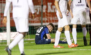 Pech: Fabian Brosowski kann nicht fassen. In der Nachspielzeit sprang der von ihm aus kurzer Distanz erwischte Ball von der Lattenunterkante wohl hinter die Torlinie und ins Feld zurück. Es wäre der 1:1-Ausgleich für den SC Wiedenbrück gewesen, doch der Schiedsrichter musste ohne Videobilder entscheiden und gab das Tor nicht. - Daniel Bremehr