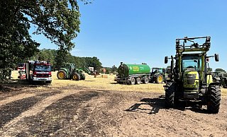 Feuerwehr, Landwirte und Lohnunternehmer arbeiten Hand in Hand, um den Brand auf einem Getreidefeld schnell zu löschen. Dank der vorbeugenden Maßnahmen der Erntekräfte ist bereits beim Ausbruch des Feuers genügend Löschwasser vor Ort. - Gabriele Grund