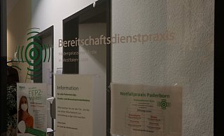 Vor der Medico-Notfallamublanz bilden sich in Zeiten der Erkältungswelle riesige Warteschlangen - die Stadt Paderborn und die KVWL haben an einer Lösung gemeinsam mit Medizinern und Hilfsorganisationen gearbeitet. - Holger Kosbab