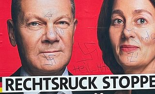 Immer wieder ärgerlich: Beschmierte Plakate - hier eines der SPD in Lippe. - SPD Lippe